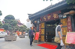 Chengdu Lazybones Hostel - The  famous Chengdu snacks near Wenshu monastery